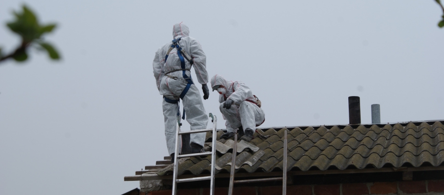 Pracownicu usuwający azbest z dachu