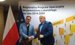 Podpisanie umowy z  wykonawcą Delta Tomasz Wejman oraz Marszałek Województwa Lubelskiego Jarosław Stawiarski 